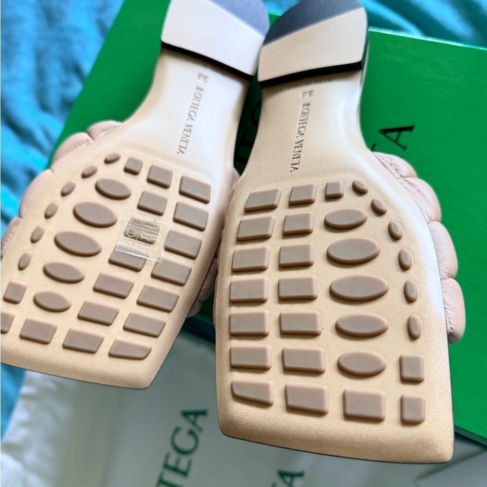 Bottega Veneta Quilted Padded Slide Sandals in Beige - Picture 4 of 8